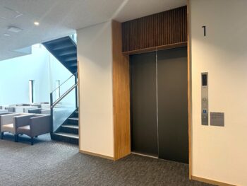 秦野市　透析クリニック　エレベーター