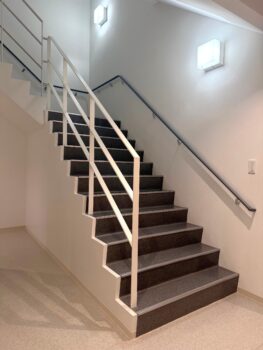 秦野市　透析クリニック　　屋内階段