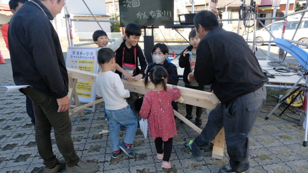 棟梁のかんな削りと子供達