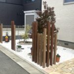 【秦野市】木目調アクセントポールでおしゃれな庭に｜LIXIL枕木材
