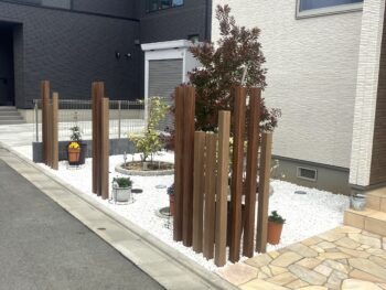 【秦野市】木目調アクセントポールでおしゃれな庭に｜LIXIL枕木材