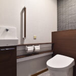 【秦野市】黒タイル柄が映える大人のトイレリフォーム｜TOTOレストパル