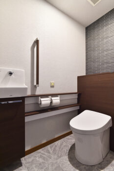 【秦野市】黒タイル柄が映える大人のトイレリフォーム｜TOTOレストパル