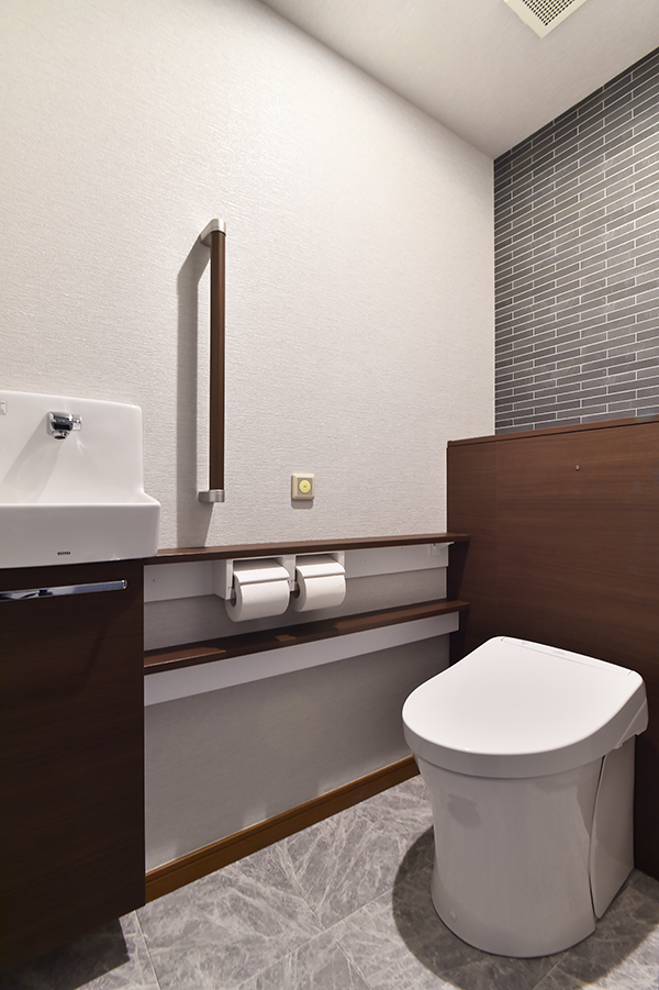 【秦野市】黒タイル柄が映える大人のトイレリフォーム|TOTOレストパル 【秦野市】黒タイル柄が映える大人のトイレリフォーム|TOTOレストパル