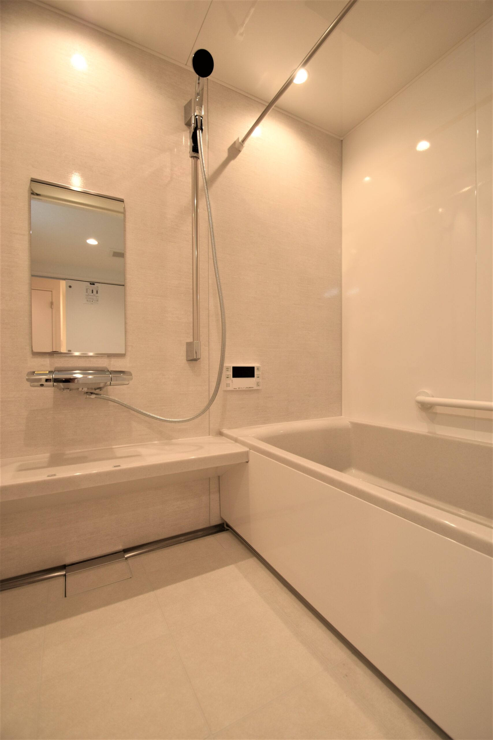 UB：タカラスタンダード　伸びの美浴室　パネルカラー：コンクリートホワイト／浴槽：シュガーライトグレー